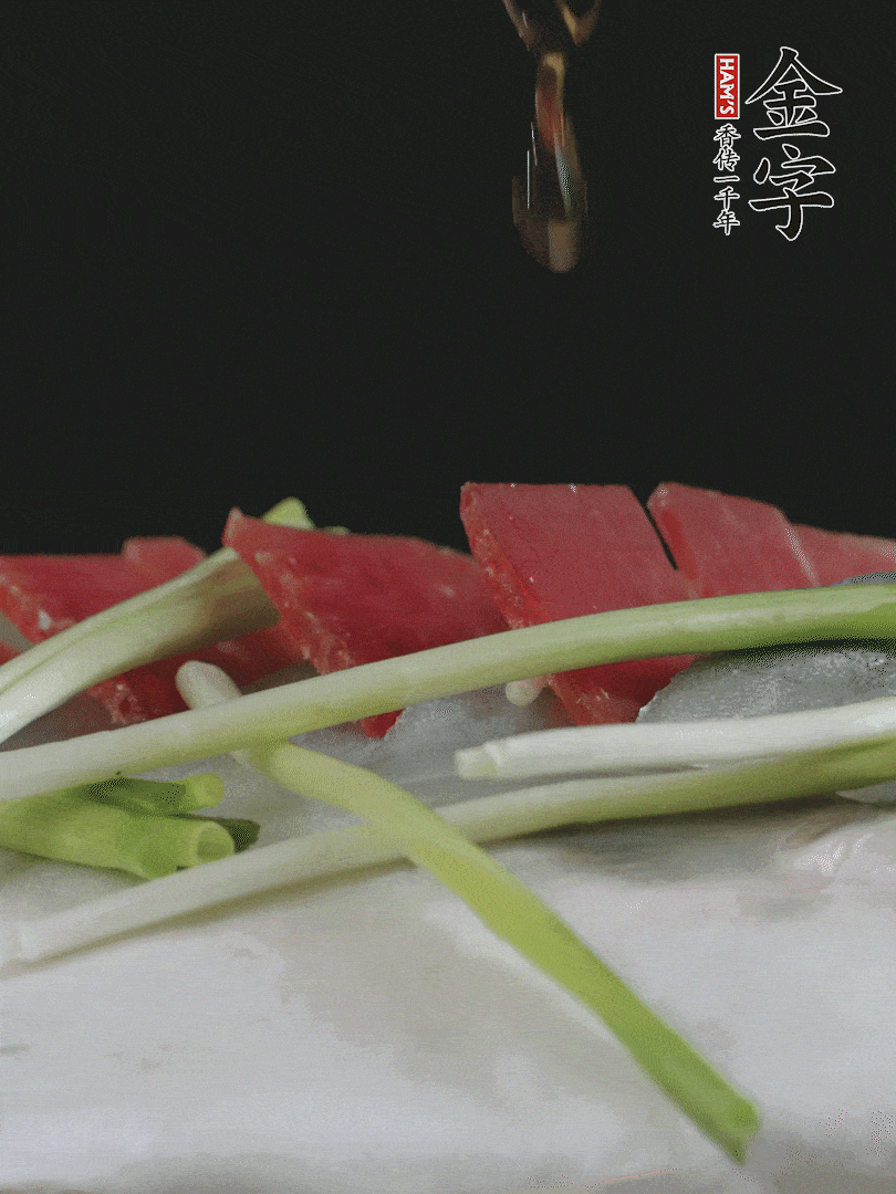 蔥白置于魚身，放適量豌豆，淋上花雕酒。