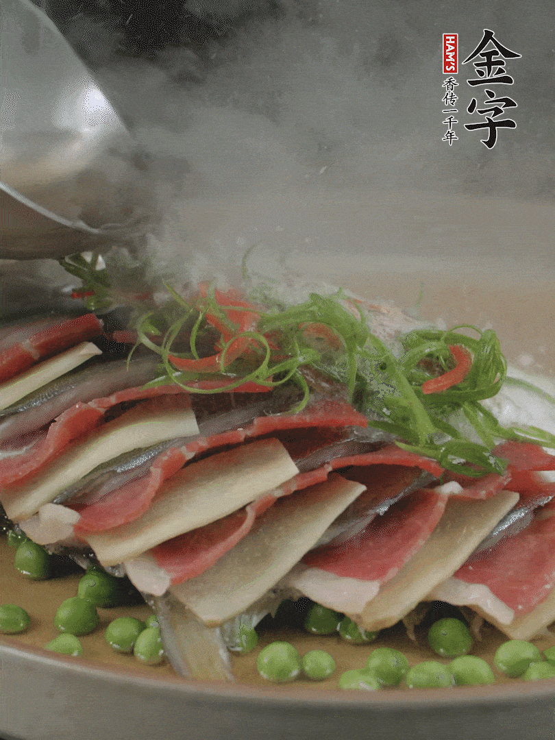 表面放上蔥絲、紅椒絲，淋上熱油。