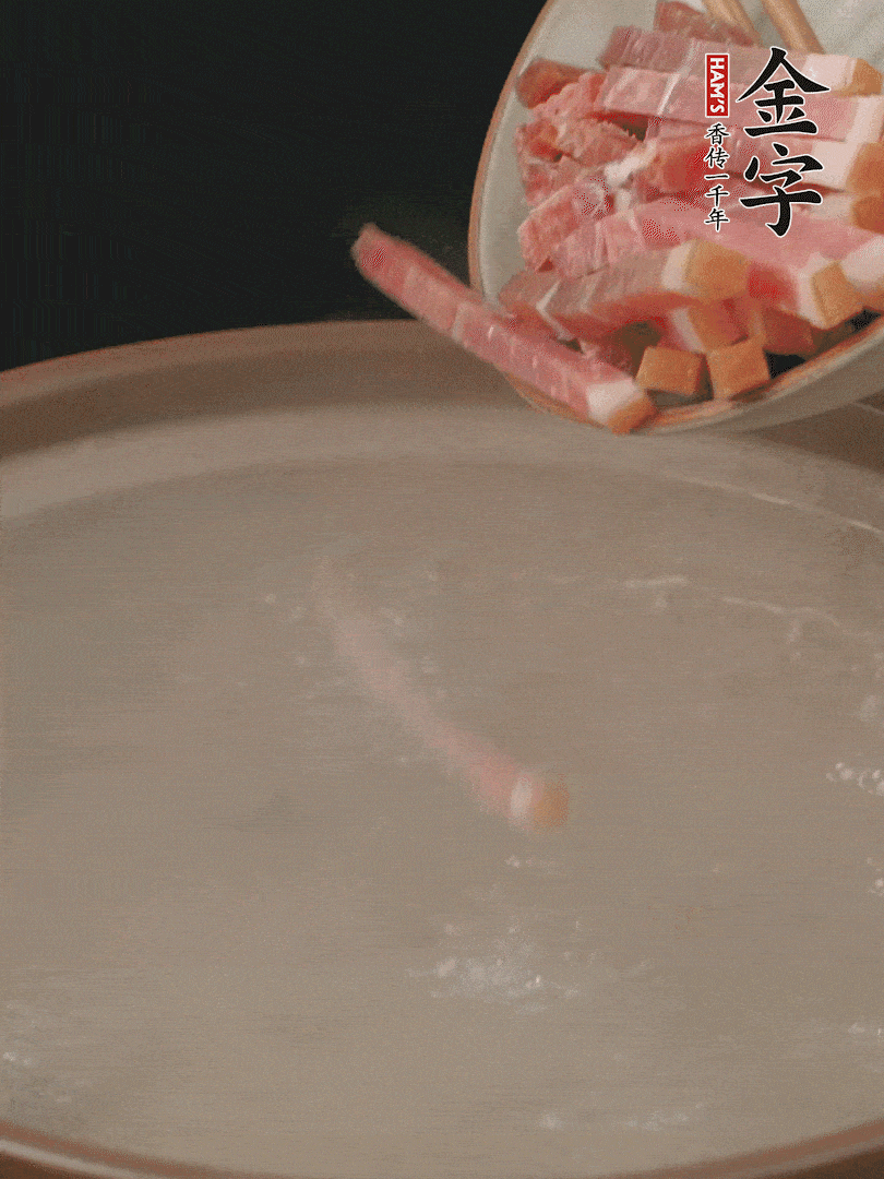 金字火腿切絲，熱水下鍋，放火腿燉煮15分鐘。