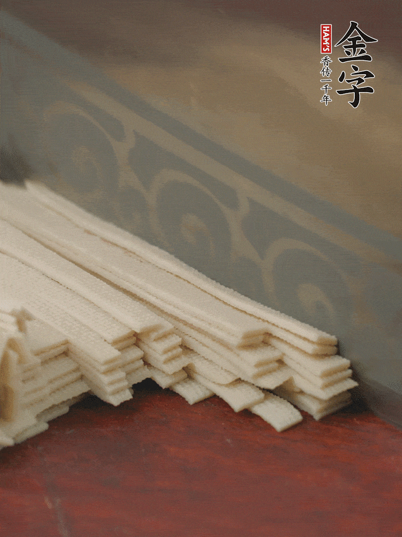 燉火腿期間，千張切細(xì)絲，白蘿卜去皮切細(xì)絲，蒜葉切細(xì)丁。