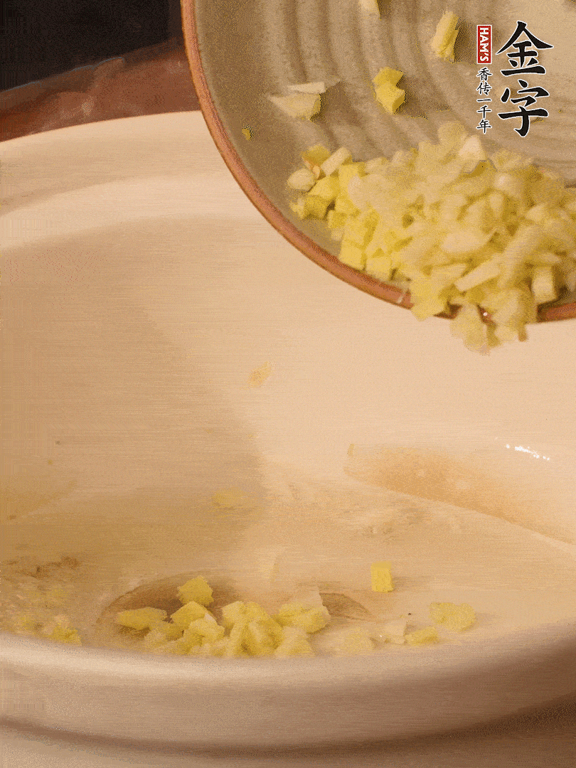 熱油下鍋，姜爆香。下冬瓜略微翻炒。