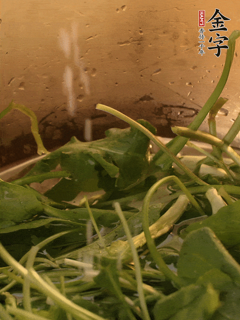 薺菜去掉根部，加小蘇打、鹽熱水沸騰燙軟。