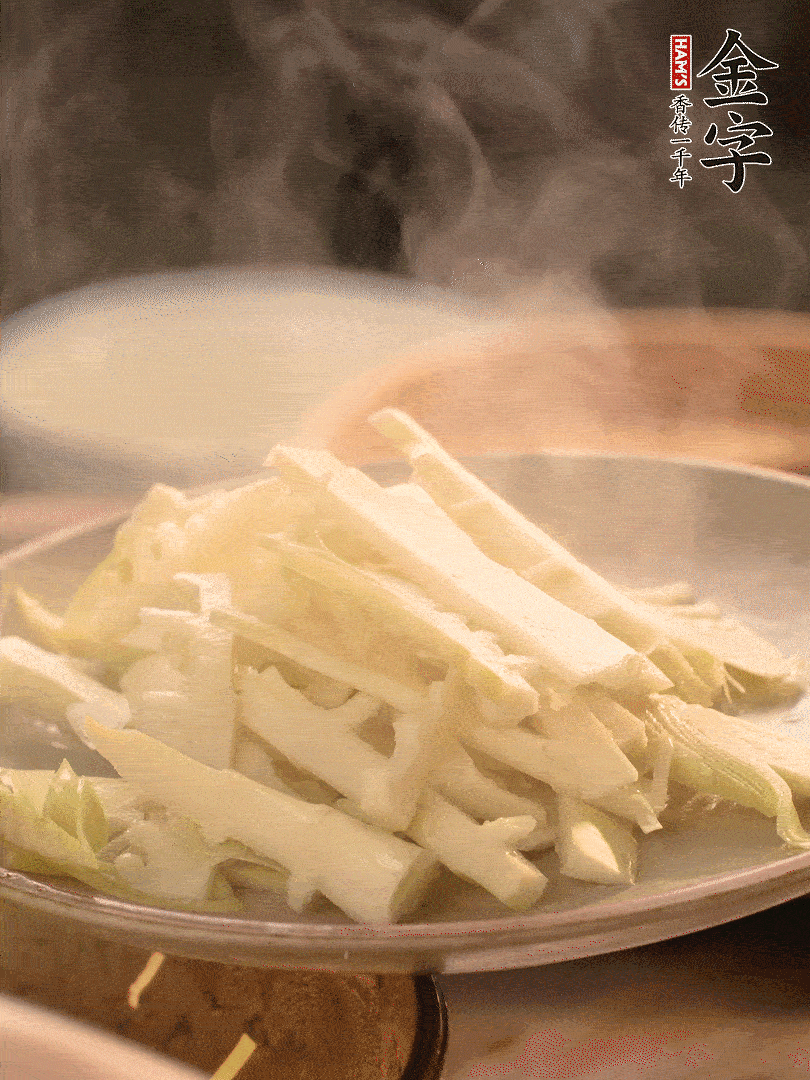 春筍切薄片，焯水去除澀味。