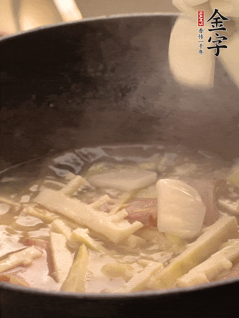 加一點(diǎn)開水后，放年糕燜2分鐘至軟。