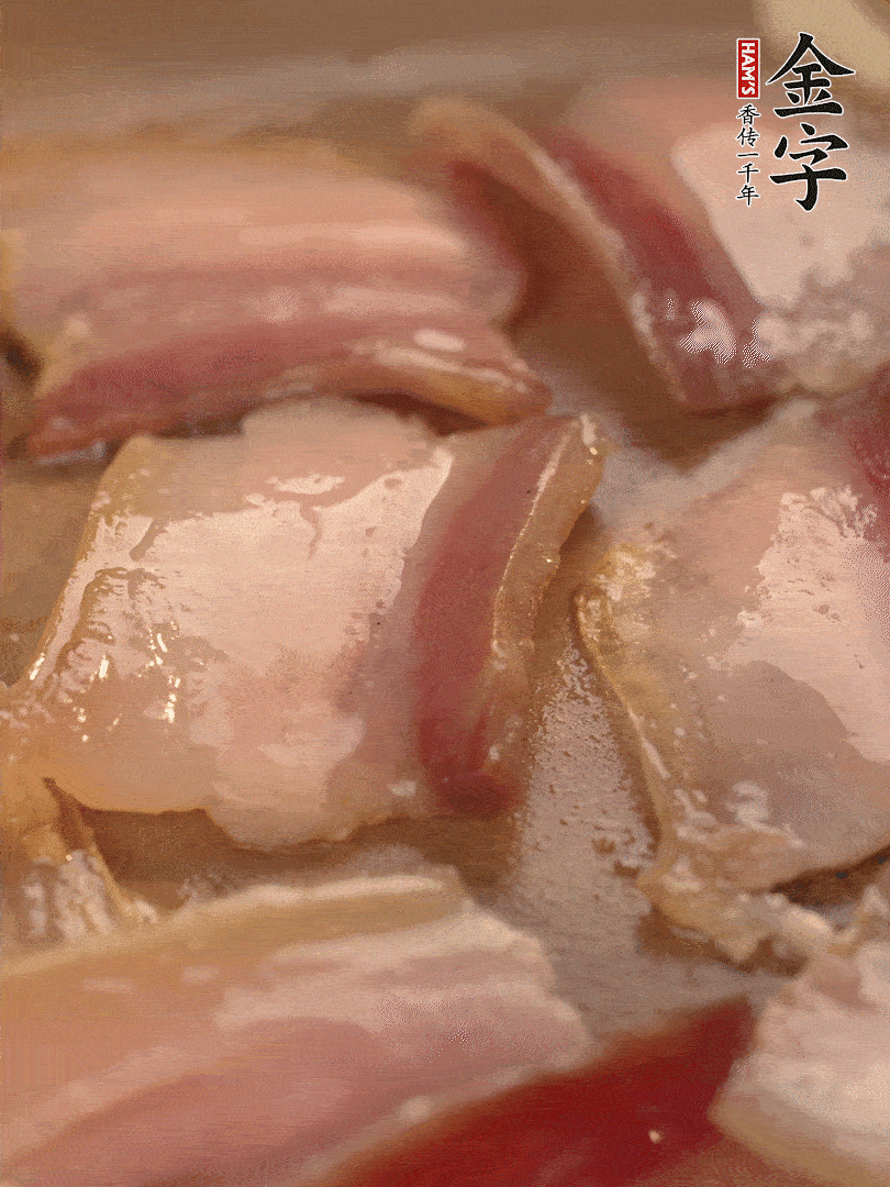 鍋中熱油煸香大蒜、咸肉。