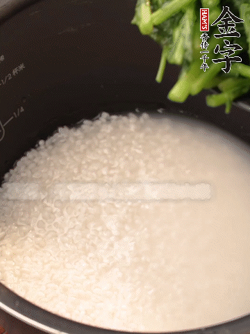 茼蒿、香腸放入浸泡好的大米，水沒(méi)過(guò)大米半指煮熟。
