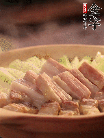 金字淡咸肉切條，焯水備用。