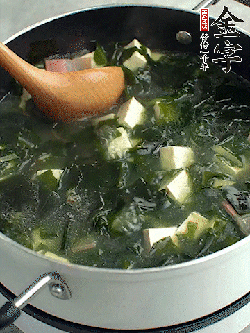 煮到沸騰后，再放入豆腐蓋蓋子煮3分鐘。