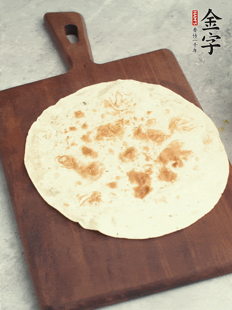 食材依次鋪在卷餅皮上，卷起來。