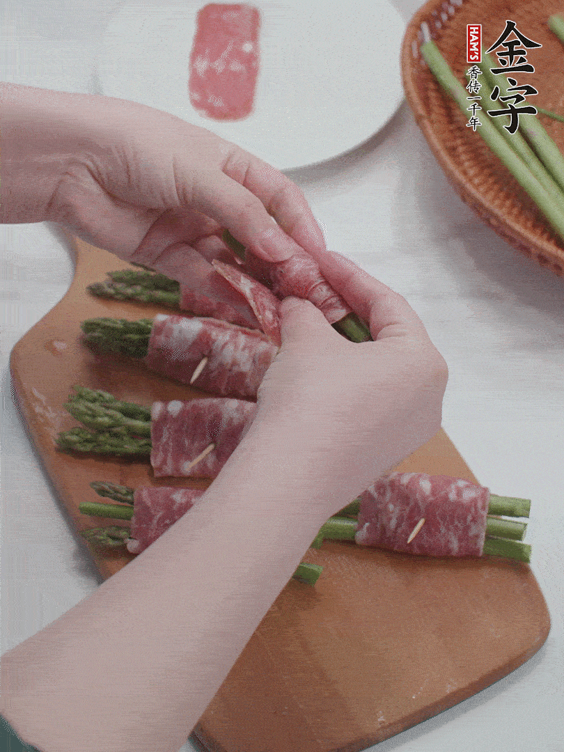 蘆筍切小段，蘆筍段用金字培根火腿卷起。