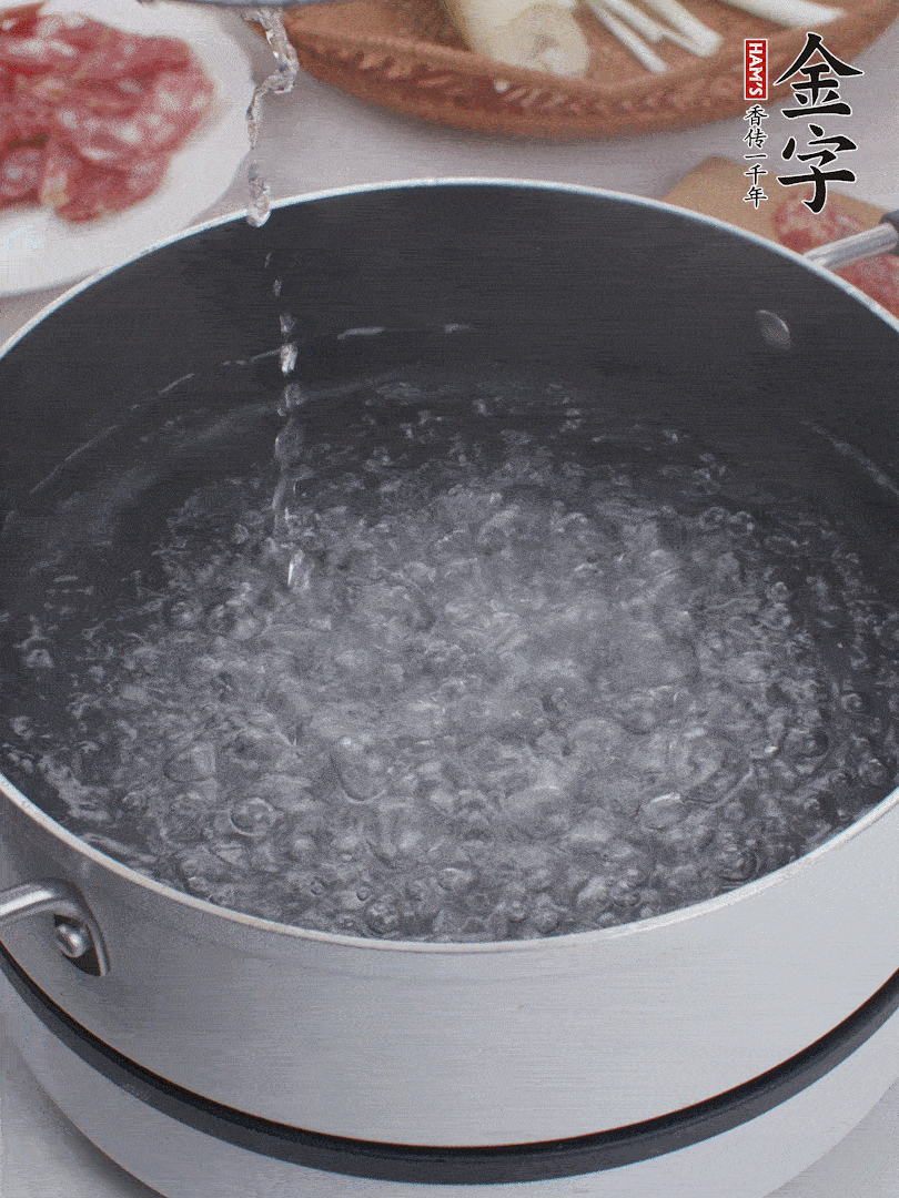 春筍去殼切片，焯水3分鐘。