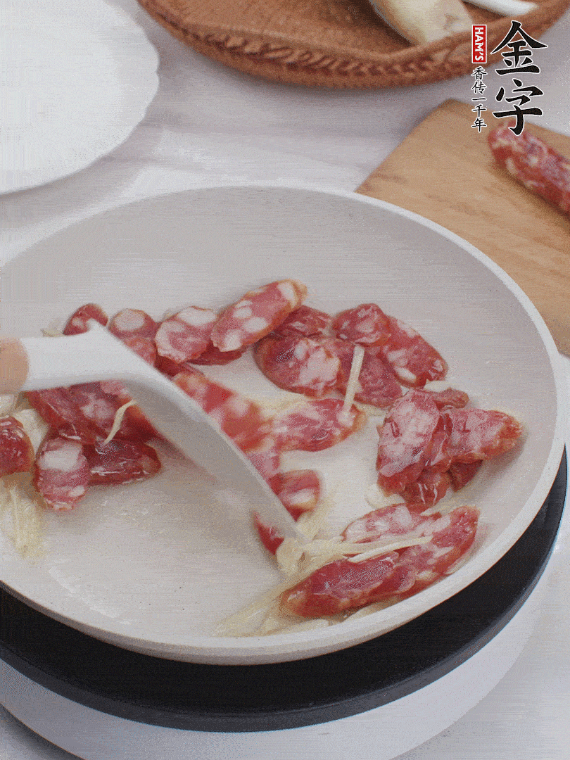 油溫3成熱時，下姜絲、蒜片、香腸炒出油脂。