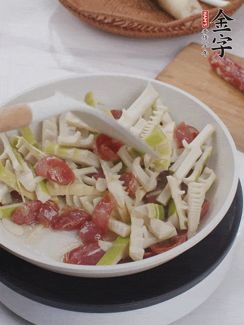 下春筍翻炒均勻，一小撮鹽調(diào)味。