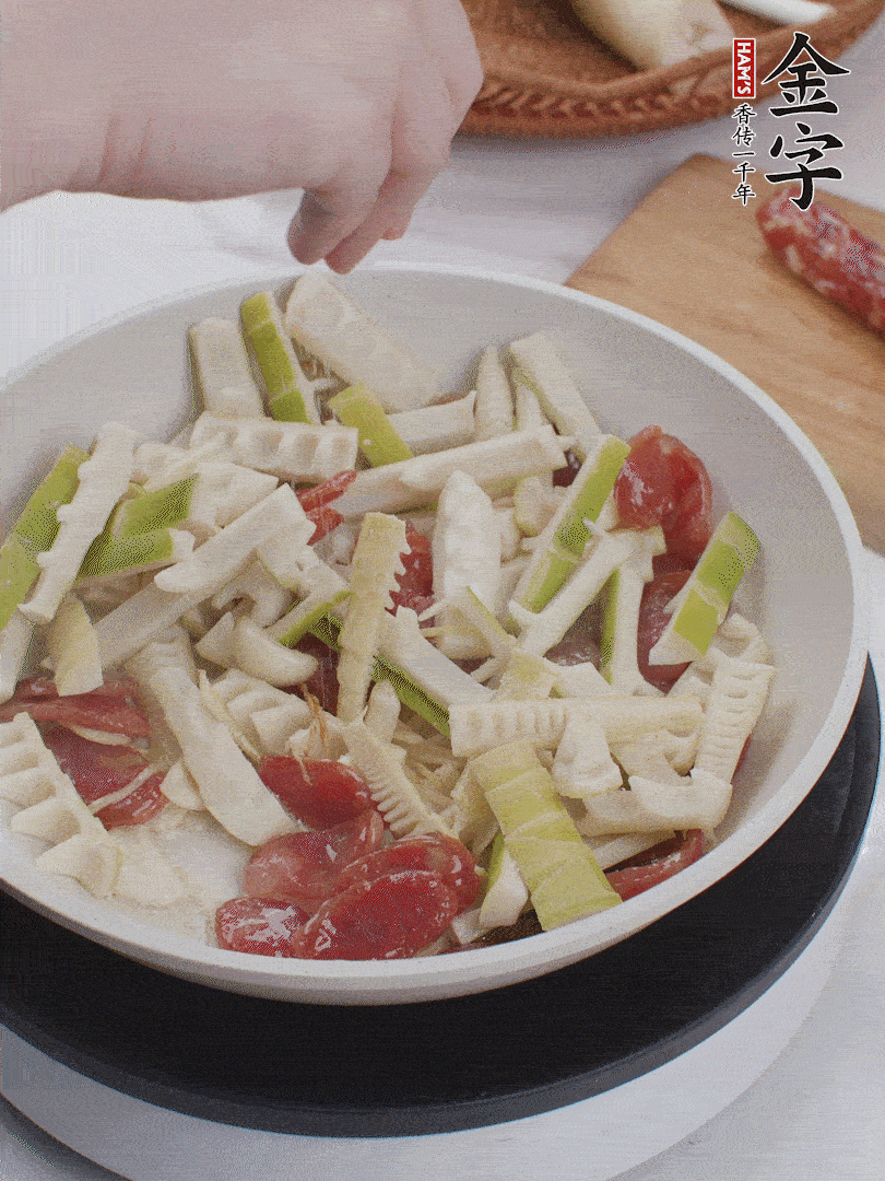 出鍋前撒蔥花。