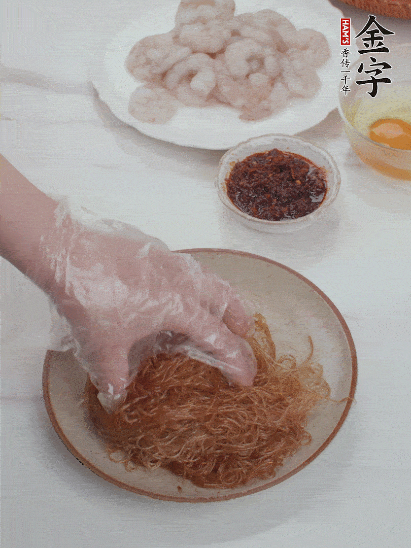 粉絲泡軟后，入沸水煮10秒，撈出后加1/2勺老抽、1/2勺食用油挑松。