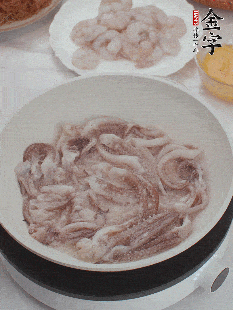 蝦仁、魷魚(yú)滑油，蛋液炒制半熟。