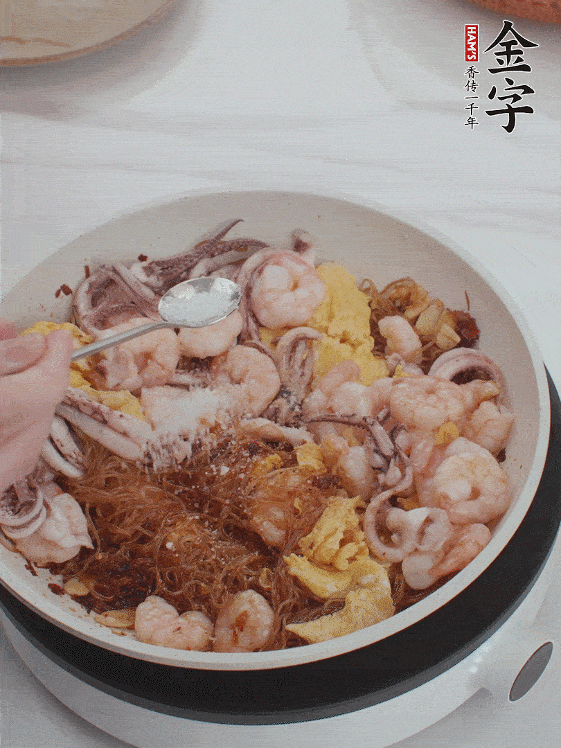 加雞蛋，蝦仁，魷魚(yú)混合。