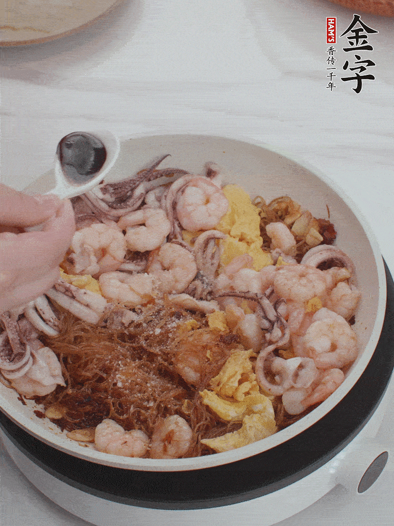 放1/3勺鹽、1/3勺雞精、1/3勺糖、2/3勺生抽調(diào)味。