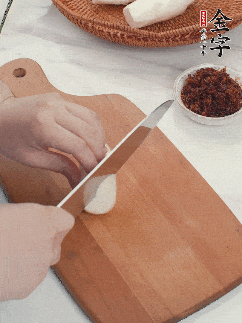 茭白剝殼，洗凈后切滾刀塊。