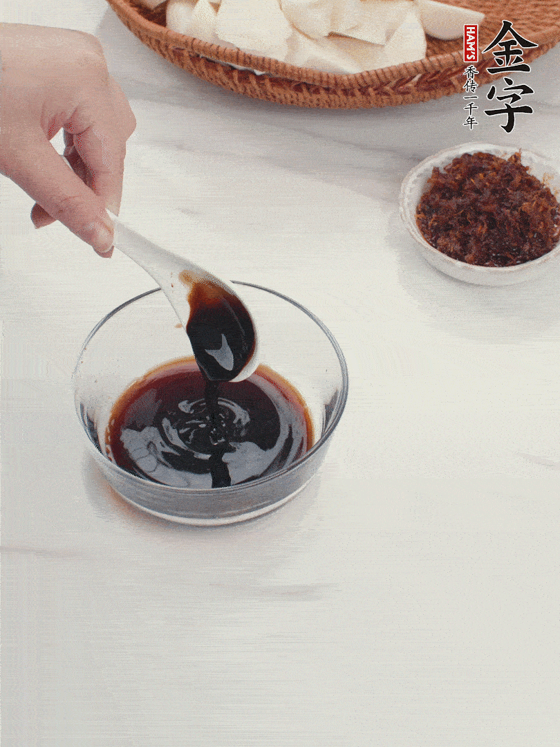 將生抽、老抽、黃酒和白砂糖在小碗里調(diào)成味汁。