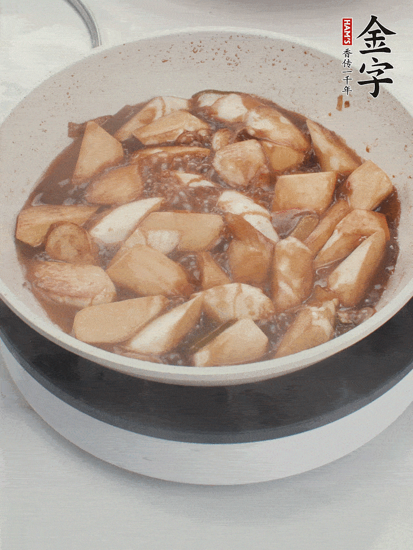 待茭白煸到微微發(fā)黃加入調(diào)好的味汁翻炒。加一小碗清水蓋蓋子燜3-4分鐘。