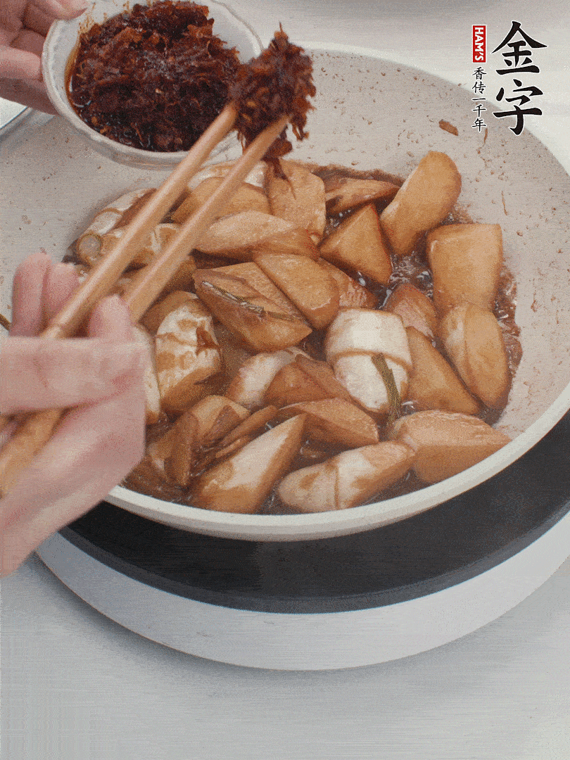 湯汁收濃，加金字火腿XO醬翻炒均勻。