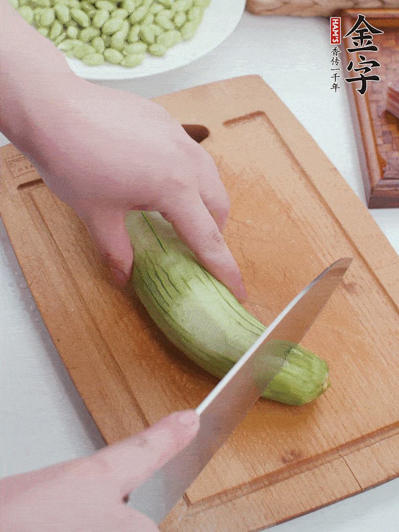 絲瓜去掉外皮，去掉兩端，切成滾刀塊。