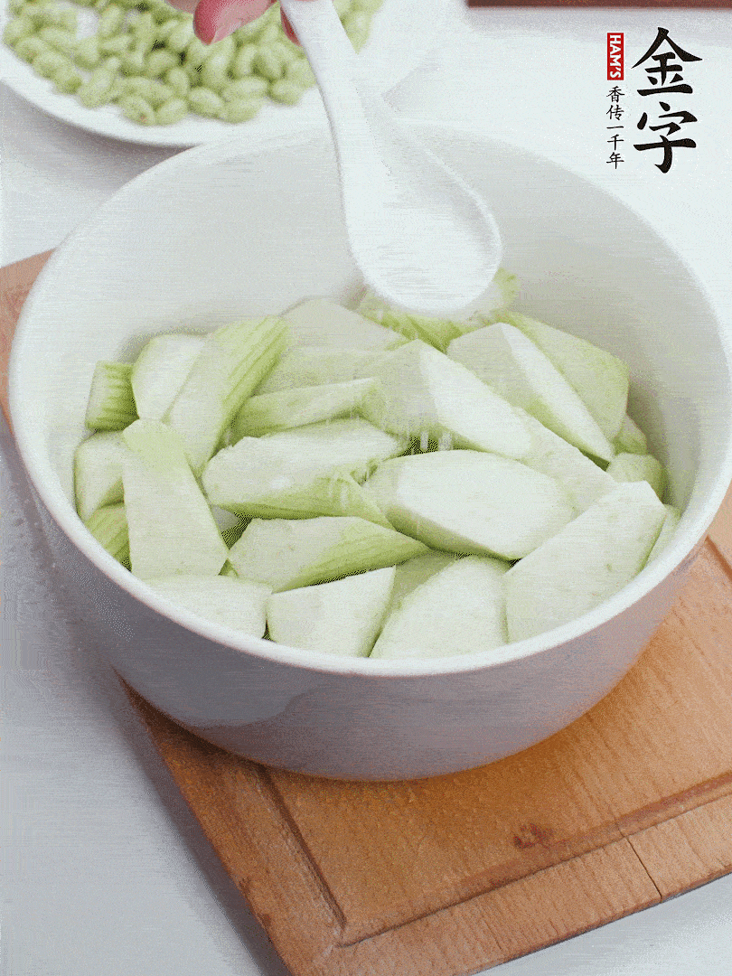 水中加1勺鹽浸泡，防止變黑。