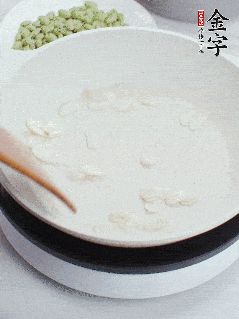 金字淡咸肉煮15分鐘，撈出切片。油5成熱時，蒜末、咸肉爆香。