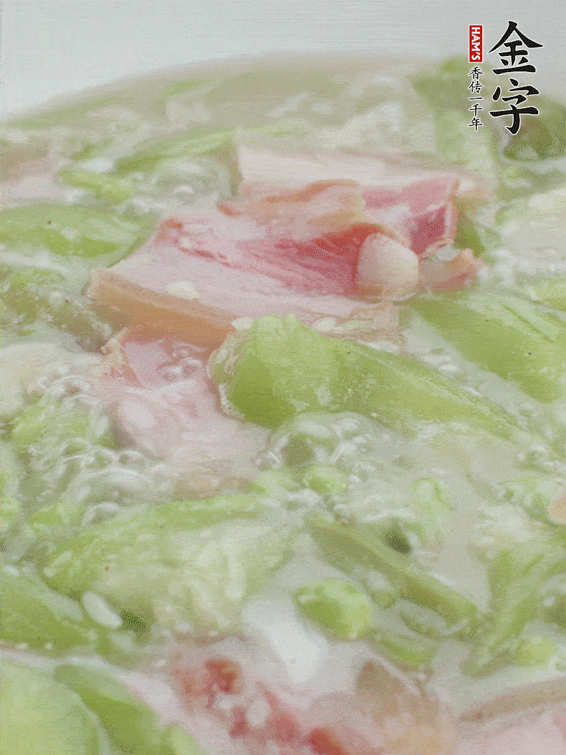 加一點熱水、白胡椒粉、雞精翻炒1分鐘。