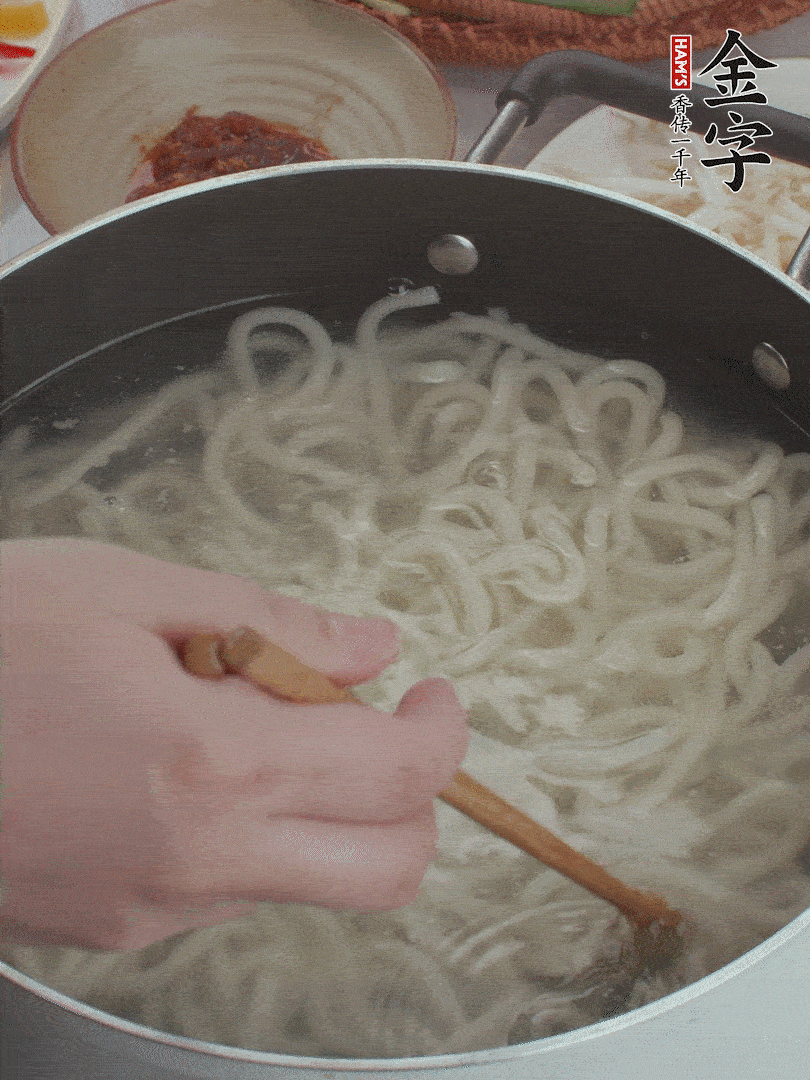 鍋中水煮沸，下烏冬面焯5秒鐘，撈出瀝干。