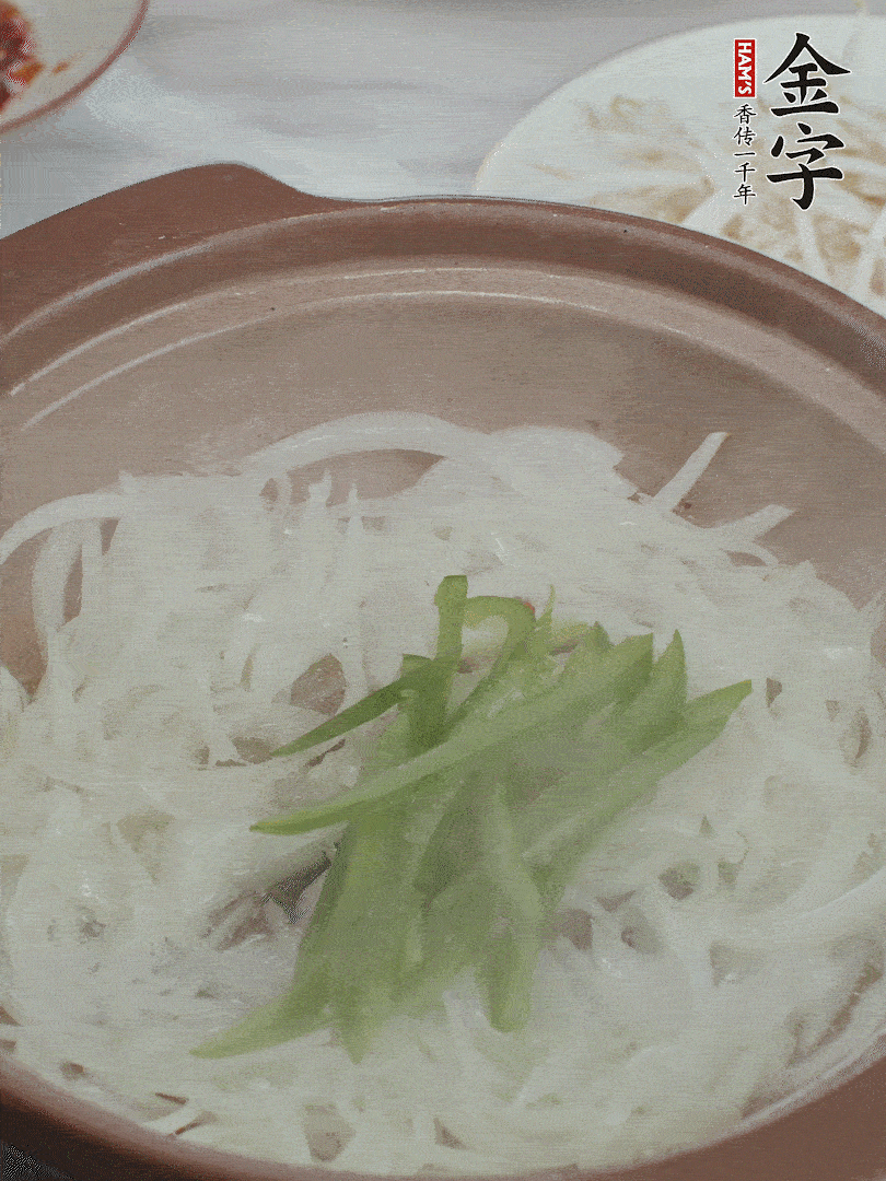 放烏冬面、青紅椒、豆芽。