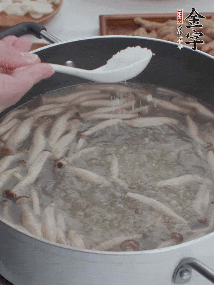 1勺鹽、一點胡椒粉調(diào)味。