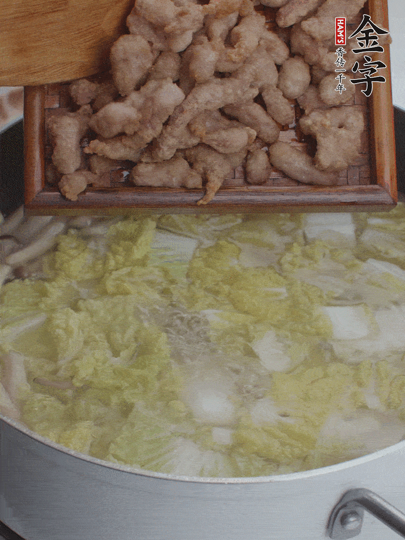 水開后煮10分鐘，下娃娃菜、小酥肉煮3分鐘。