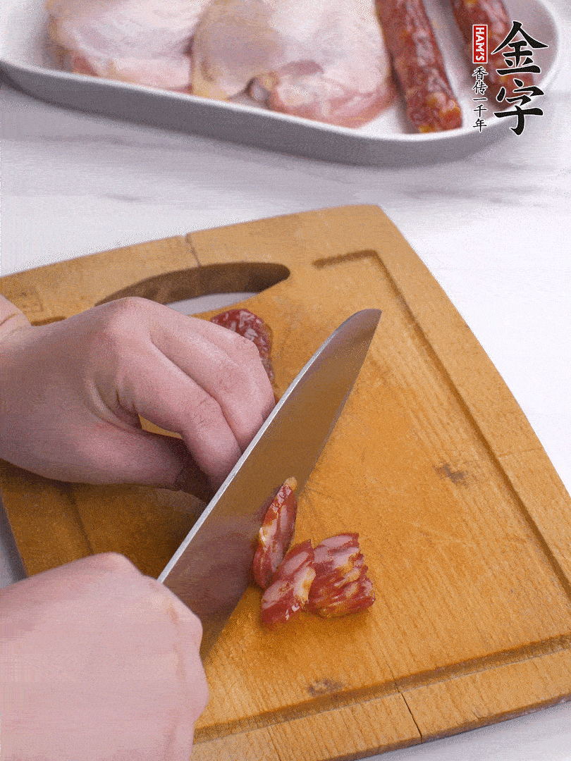 雞大腿去皮去骨切成塊，金字香腸切片，干香菇泡發(fā)切片，小蔥切蔥花。