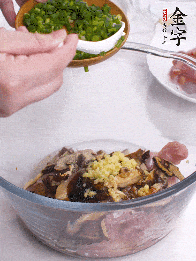 雞肉、香菇混合，加清水1/3杯、料酒1勺、蠔油1勺、鹽1勺、糖1/4勺、白胡椒1/4勺、食用油1勺、香油1/4勺、姜末、蔥花，攪拌均勻腌制2小時(shí)。