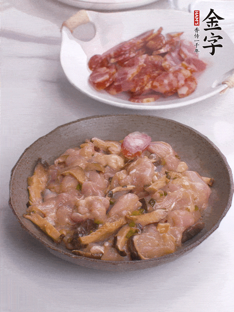 腌制后，雞肉中加淀粉1勺，頂部碼上香腸片。