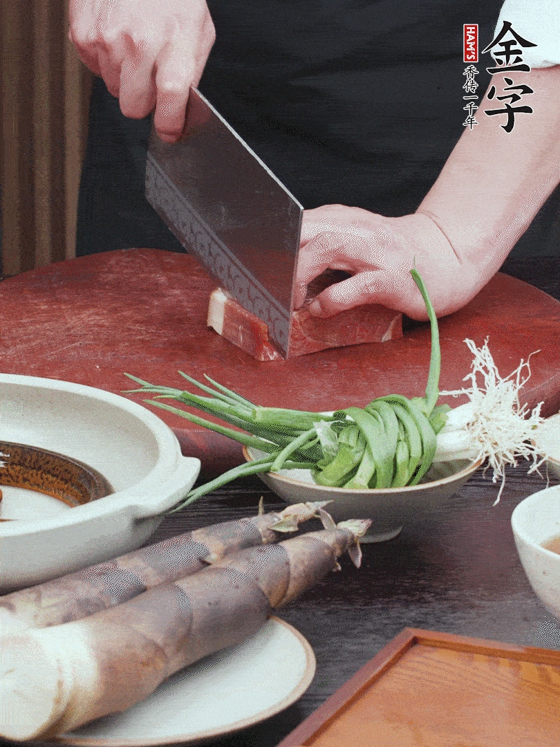 金字火腿切片；姜切片。