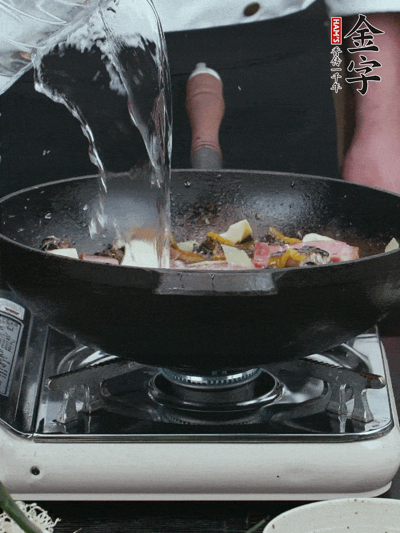 加適量黃酒，倒清水沒過。