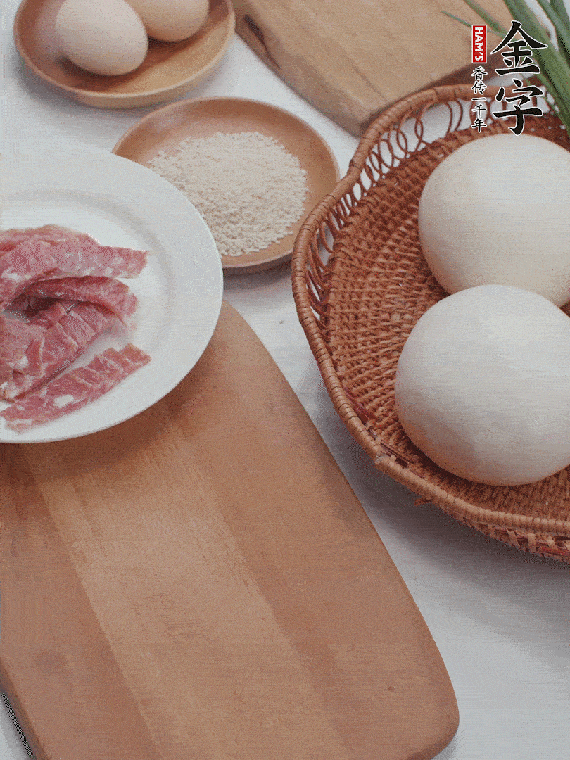 金字培根火腿切小片；饅頭、洋蔥切丁；香蔥切丁。