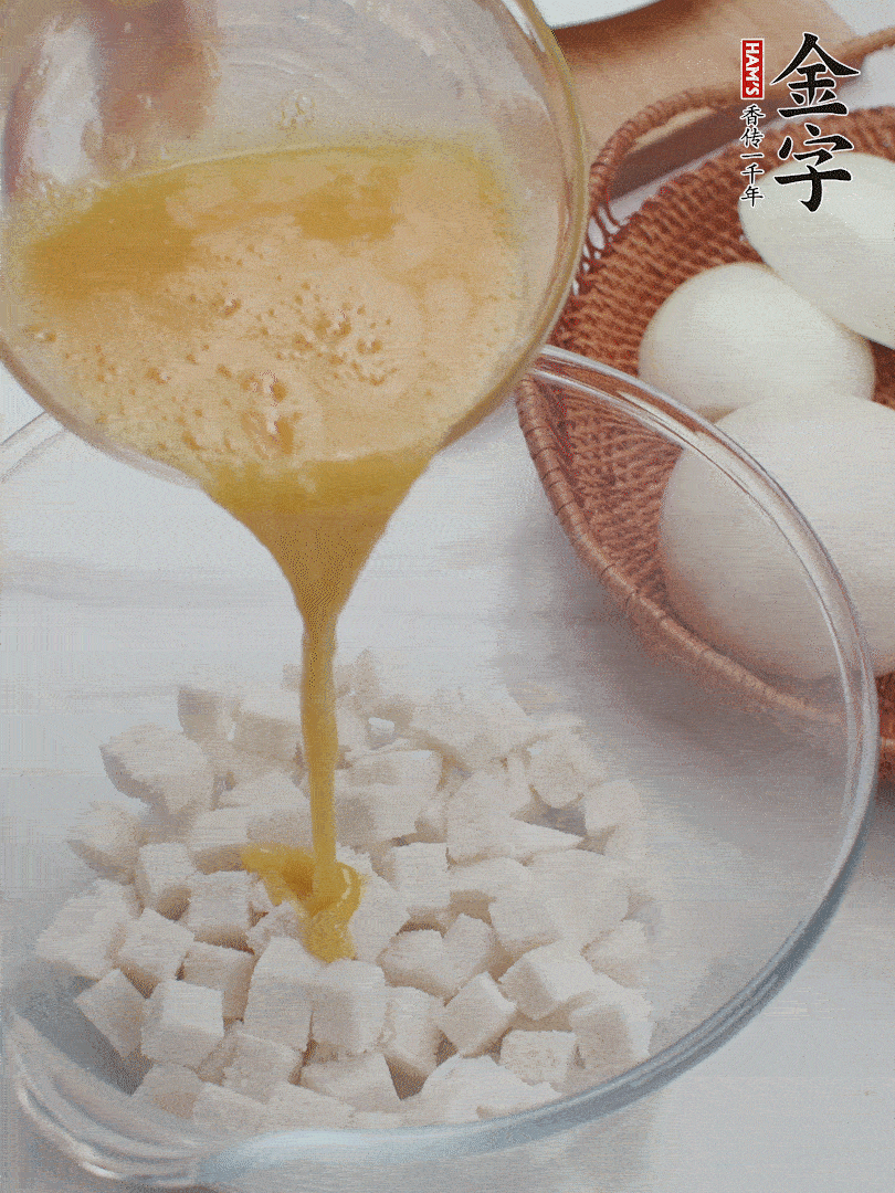 切碎的饅頭丁加入1/3蛋液拌勻。