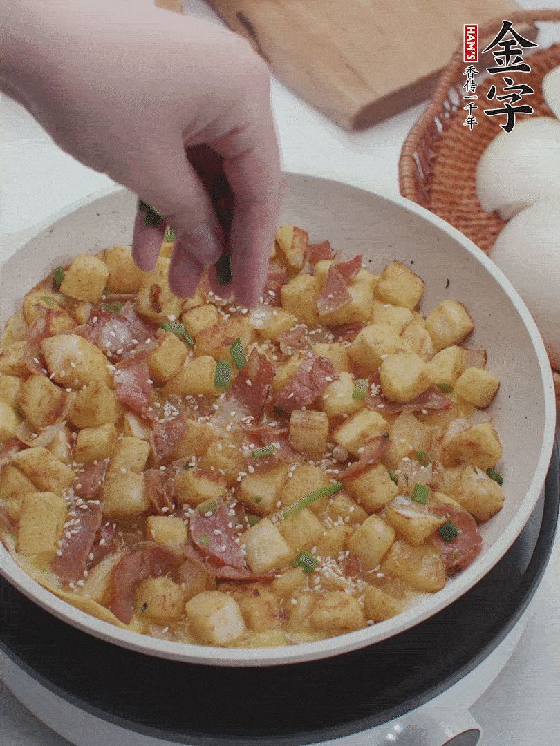 淋入剩余蛋液，蛋液凝固，撒上蔥綠和熟芝麻。