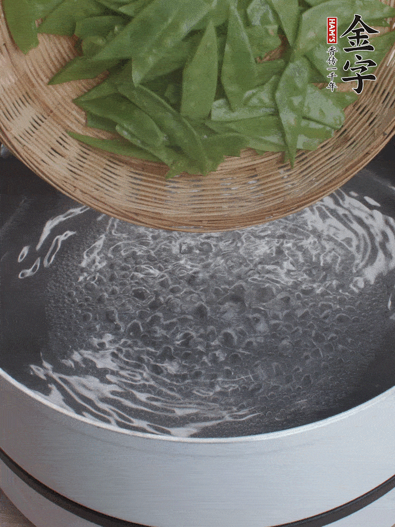 甜豆莢撕掉老筋，斜切兩半，焯水1分鐘。