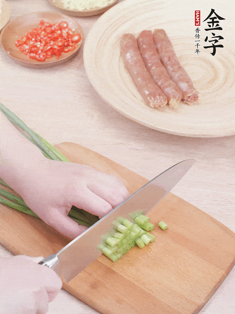 蒜苔切丁，蔥姜蒜切小丁，小米辣切圈。