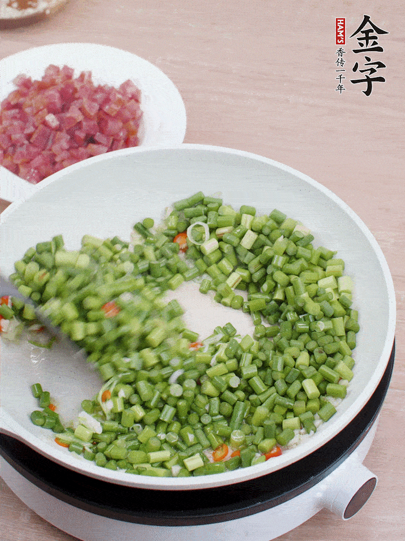 下蒜苔丁、一點鹽翻炒。