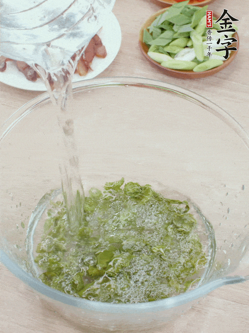 萵筍干溫水泡2小時，青紅辣椒切圈，姜切片，青蒜斜切段。