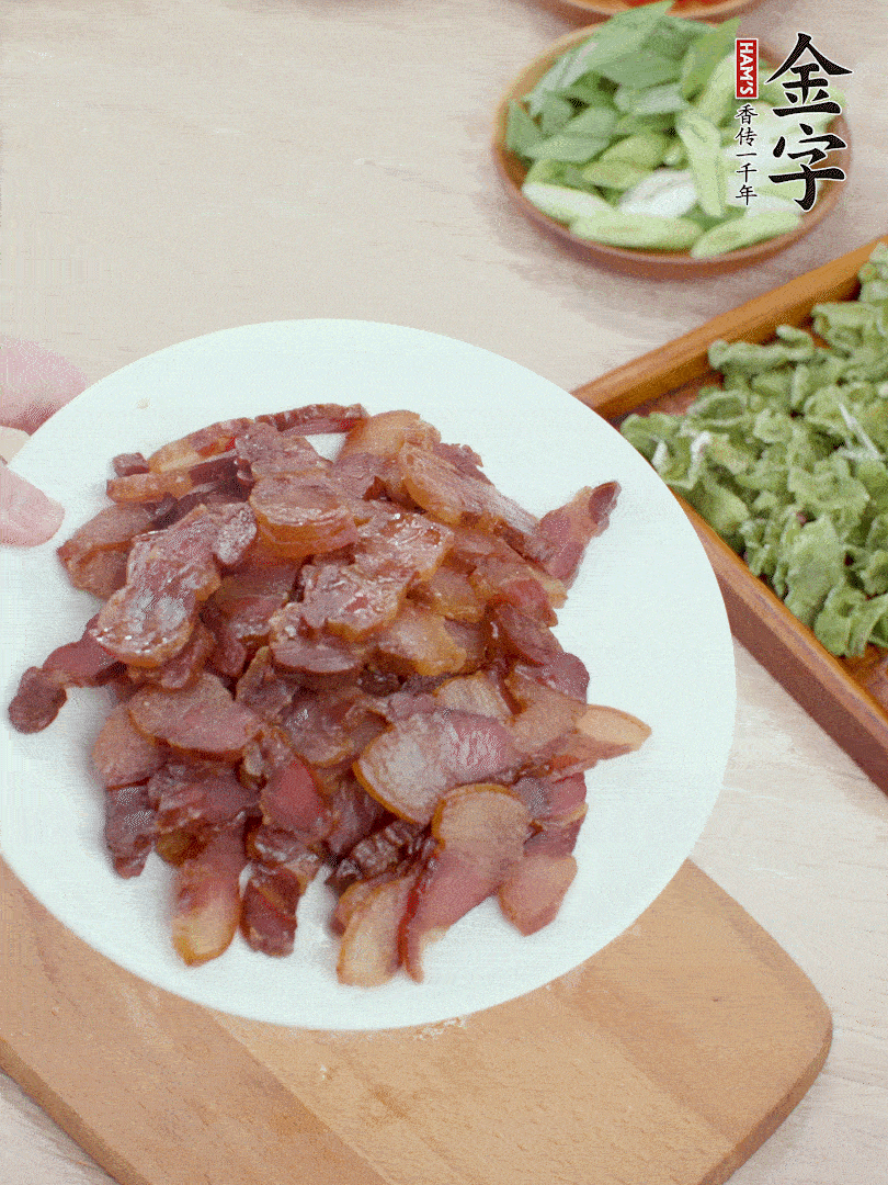 臘肉水煮15分鐘，切薄片。