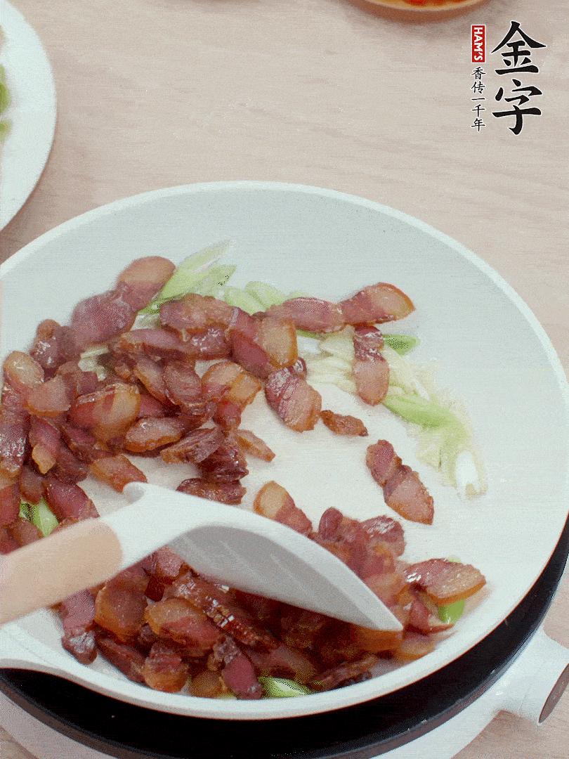 鍋中少許油，姜、蒜白爆香，下臘肉煸出油脂。