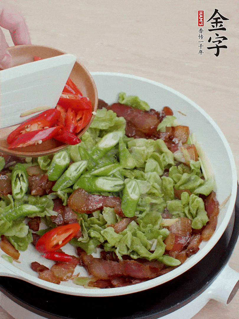 放萵筍干、青紅椒圈爆炒1分鐘。