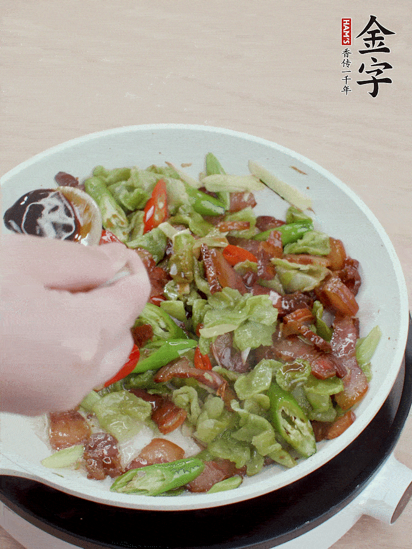 2勺生抽調(diào)味，最后撒蒜葉。